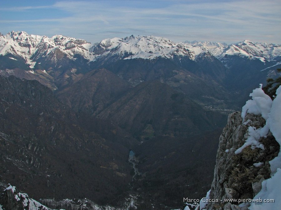 08_Vista verso le Orobie e sotto il lago di Cassiglio.jpg